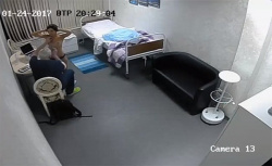 【病院監視カメラ流出動画】なんかの診察をトップレスで受ける女性の画像