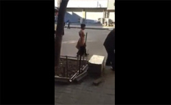 【中国盗撮動画】真昼間の路上を全裸であるく頭のおかしい女性の画像