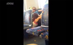 【バス内盗撮動画】バスの後部座席でレズってた２人、晒されるの画像