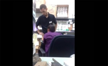 【カップル盗撮動画】仕事中バックヤードで同僚にフェラチオして貰う店員の画像