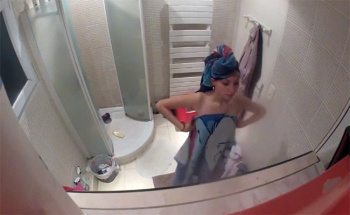 【民家風呂盗撮動画】スレンダーでスタイルの良い若い子のシャワー風景の画像