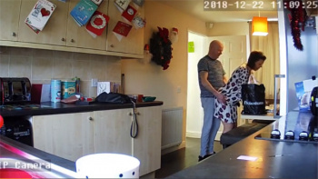 【民家監視カメラハッキング動画】料理をする妻に発情した夫、キッチンではじめてしまうの画像