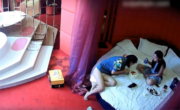 【ラブホテル盗撮動画】「今日は彼女の誕生日だから」ベッドの上でケーキを食ってセックスするカップルの画像