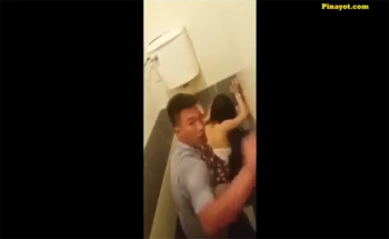 【クラブトイレ盗撮動画】どこの国でもクラブのトイレはセックスする為に度々使われるの画像