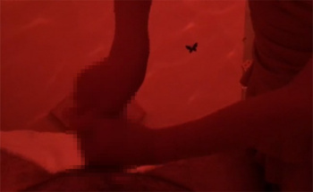 【マッサージ盗撮動画】赤い光が妖しく灯る部屋での手コキの画像