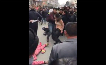 【中国街中盗撮動画】何故かパンツを脱いで警察官に掴みかかる女性の画像