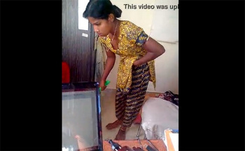 【インド家庭内盗撮動画】胸チラしながら掃除するメイドの画像