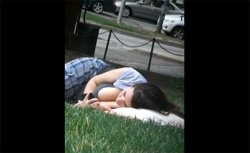 【街中盗撮動画】おっぱい放り出した格好で芝生にて日光浴を楽しむ若い女性の画像