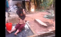 【インドの日常盗撮動画】洗濯からの水浴びをする熟女の画像