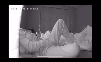 【民家盗撮動画】チンポしごいて寝ている嫁の尻にぶっかける旦那の画像