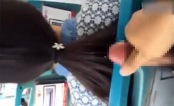 【隠し撮り】バスで前の座席に座っていた女性の髪にザーメンぶっかけるド変態の画像