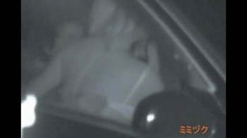 狭い車内で裸になりエロ行為に及ぶカップル、激しくヤりまくるカーセックスを赤外線盗撮の画像