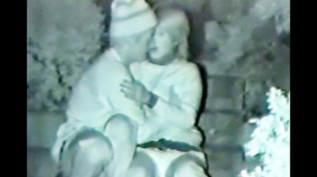 深夜の公園で赤外線盗撮されたカップル、熱いキスに乳揉みしフェラする様子もの画像