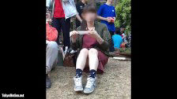 友達と串焼きを食べる娘の無防備な座りパンチラを正面からこっそり撮影の画像