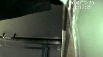 和式便所の女子トイレ、排尿するギャルに拭き取る様子を隠し撮りの画像