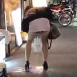 【野外盗撮】歌舞伎町の路上で豪快に立ちションしている変態女が偶然撮れちゃったwwwの画像