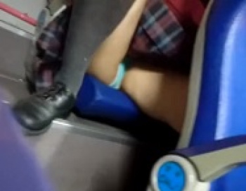バスで片足上げてるお行儀が悪い制服女子のパンツ盗撮の画像