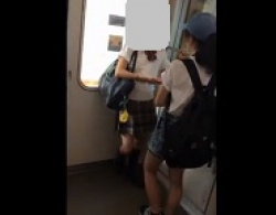 可愛い私服制服娘をコンビニから電車内までストーキングしパンツ逆さ撮りの画像