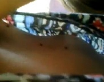 胸チラ盗撮・バス車内でノーブラノースリーブのお姉さんのおっぱい乳首を隠し撮りの画像