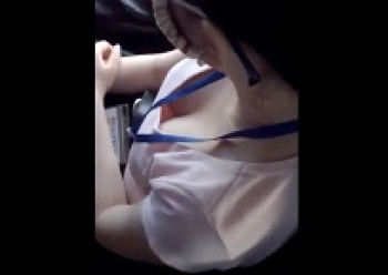 胸ちら盗撮・バス車内でEカップぐらいのメガネお姉さんの美巨乳を上から隠し撮りの画像