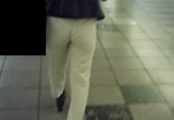 街撮り盗撮・スマホ見ながらゆっくり歩いてる美人お姉さんの後ろ姿お尻を隠し撮りの画像