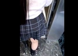 パンチラ盗撮・エレベーターで近所の派手な制服女子のパンツエロい下半身を逆さ撮りの画像