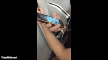 [素人×個人撮影]電車で普通に谷間がチラリしてる美人女子大生をスマホで個撮するの画像