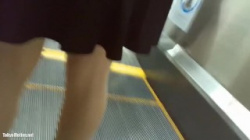 ※閲覧覚悟※駅で電車待ちしてる可愛いショートカット女子大生のパンスト越し赤パンツをガッツリ逆さ撮りの画像