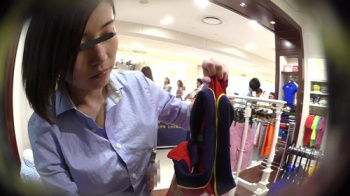 [逆さHERO動画] 店員撮り１６！子供服売り場のお姉さん。そんなエロパンティで服売っていいんですか。＜パンチラ盗撮＞の画像