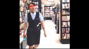 [polo199動画] 書店の店員さん＜パンチラ盗撮＞の画像