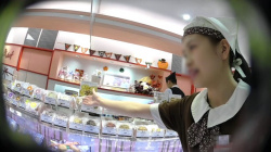 [逆さHERO動画] 店員撮り４９！ドーナツ戦線。沢山の客の中でパンティ撮られるドーナツ売り子さん。＜パンチラ盗撮＞の画像