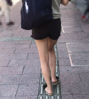 【街撮】黒デニのショートパンツを喰い込んで美脚を魅せつける！の画像