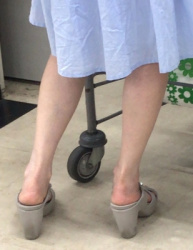 【街撮】フレアースカートでスリムな生脚を魅せつける熟女さん！の画像
