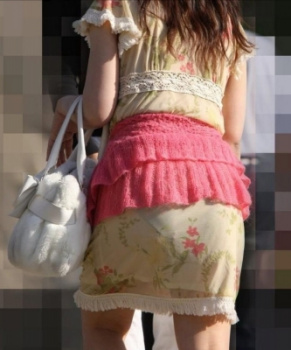 【透け】街中でパンティ透けて魅せつける綺麗なスカートの女性たち！の画像