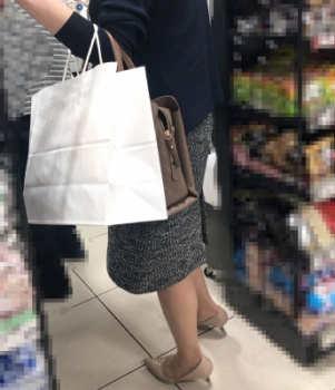 【街撮】タイトなスカートからスリムなナチュスト美脚を魅せつけるママさん！の画像