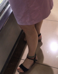 【街撮】ミディ丈スカートでスリムな生脚を魅せつけるお母さん？の画像