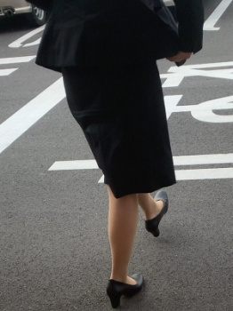 【街撮】フレアのリクスーでナチュストの美脚を魅せつけるお姉さん！の画像