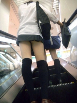 【拾い街撮JK】超ミニの制服でフェロモンむんむんの女子校生！Vol.3の画像