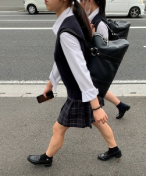 【街撮】下校中に弾ける生脚を魅せつける制服ミニの女子校生！の画像