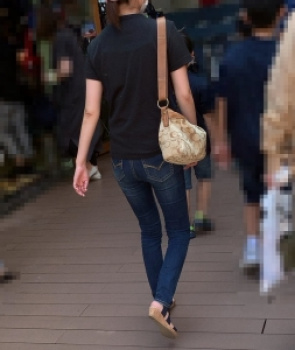【街撮】ぴちピタなジーンズで歩く度にパン線が浮き出るお尻を魅せつけるお母さん！の画像