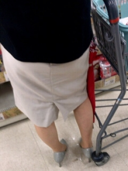 【街撮】膝下のスカートからナチュストのスリムな美脚を晒してるお母さん？！の画像