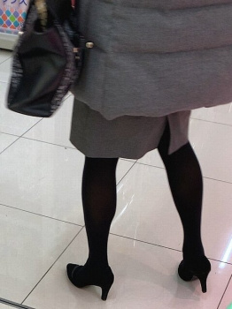 【街撮】黒色のパンストを履いたスリムな脚にヒールを履いて買い物中のお姉さん？Vol.2の画像