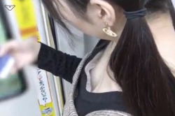 電車の中で貧乳娘の浮きブラ乳首ぽっちを盗撮の画像