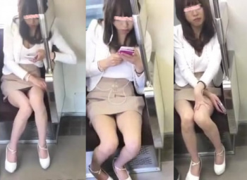 【盗撮パンチラ】電車内で水平パンチラを楽しむ！美脚の綺麗なお姉さんキャバ嬢!?を狙い撃ち。スマホを見て暇そうにしてるギャルは股間が無防備。リアルな電車内パンチラ映像です。【ShareVideosエロ動画】の画像