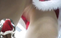 【盗撮パンチラ逆さ撮り】クリスマスが近いのでサンタコスの美女を盗撮!?色が同化してノーパンに見えるストッキング。ストッキングから透けるノーパン気味のパンティが妙にエッチです。【Pornhubエロ動画】の画像