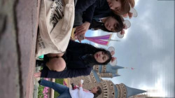 【盗撮・パンチラ】夢の国のシンデレラ城広場で仲良し3人組の女子高生が楽しく写真撮ってる所を逆さ撮りパンチラの画像