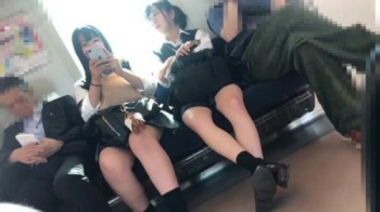 【盗撮・パンチラ】2人組女子高生を電車の中から付け回して構内で逆さ撮りパンチラの画像
