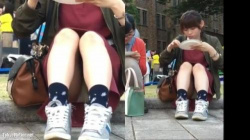 【盗撮・パンチラ】大学の学園祭で芝生に座って串焼きを食べてる女の子のパンティを盗撮の画像