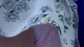 【盗撮・パンチラ】花柄スカートの美人OLお姉さんのピンクのパンティをスロー付きで盗撮の画像