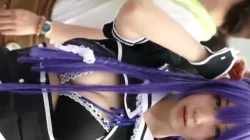 【盗撮・パンチラ】紫色の髪の毛の網タイツの爆乳レイヤーさんの豊満なおっぱいと下半身を撮影の画像